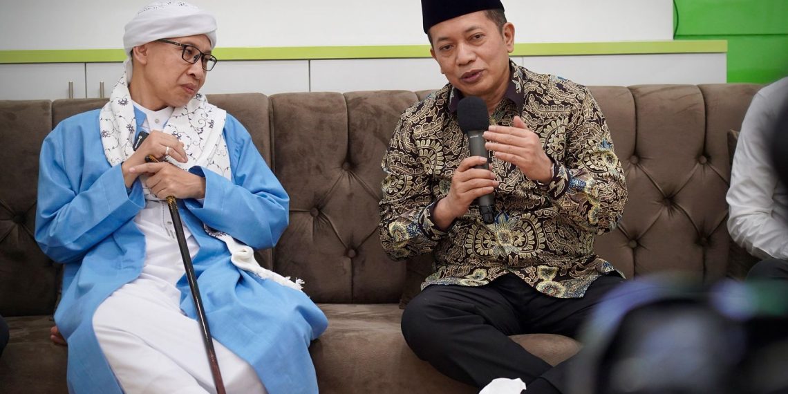 Wakil Menteri Koperasi (Wamenkop) Ferry Juliantono bersama dengan Pengasuh Lembaga Pendidikan Dakwah (LPD) Al Bahjah Buya Yahya