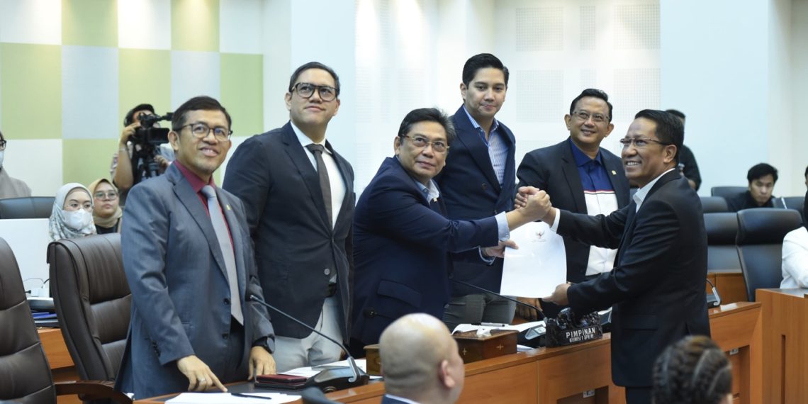 Pimpinan Komisi I DPR RI dan Menteri Hukum Supratman Andi Agtas, dalam rapat kerja (Raker) pembicaraan tingkat I RUU TNI di ruang Banggar DPR RI, Senayan, Jakarta Pusat, Selasa (18/3/2025). Foto : ist