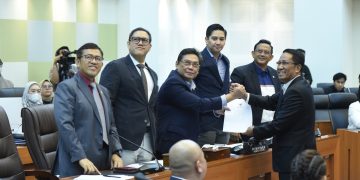 Pimpinan Komisi I DPR RI dan Menteri Hukum Supratman Andi Agtas, dalam rapat kerja (Raker) pembicaraan tingkat I RUU TNI di ruang Banggar DPR RI, Senayan, Jakarta Pusat, Selasa (18/3/2025). Foto : ist