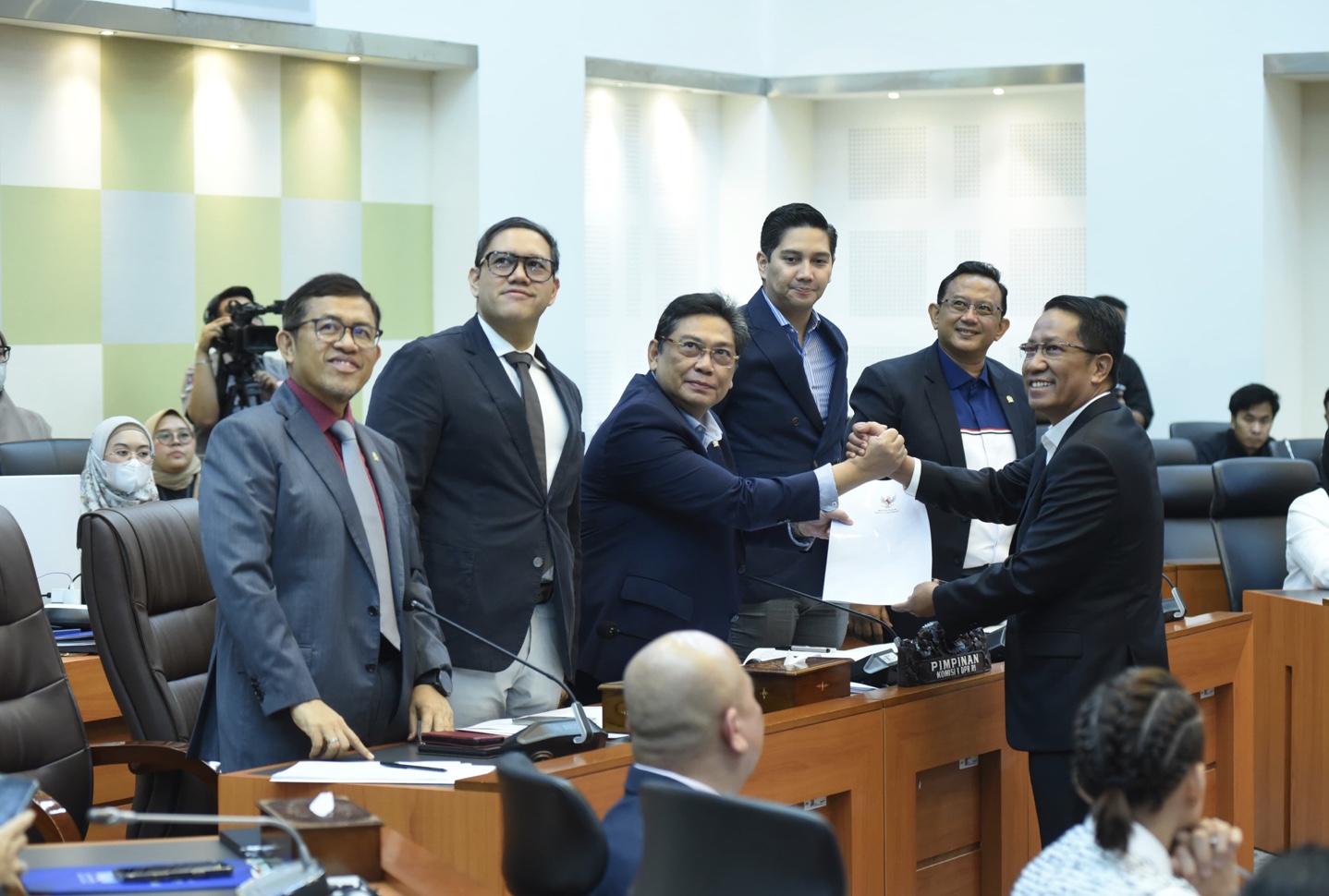 Pimpinan Komisi I DPR RI dan Menteri Hukum Supratman Andi Agtas, dalam rapat kerja (Raker) pembicaraan tingkat I RUU TNI di ruang Banggar DPR RI, Senayan, Jakarta Pusat, Selasa (18/3/2025). Foto : ist