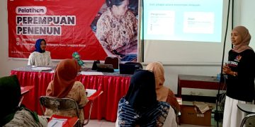 CIMB Niaga melalui Giro Kartini bekerja sama dengan Tenoon menyelenggarakan Pelatihan Perempuan Penenun di Desa Sukarara, Lombok Tengah, Nusa Tenggara Barat (NTB), pada Sabtu (15/3/2025).