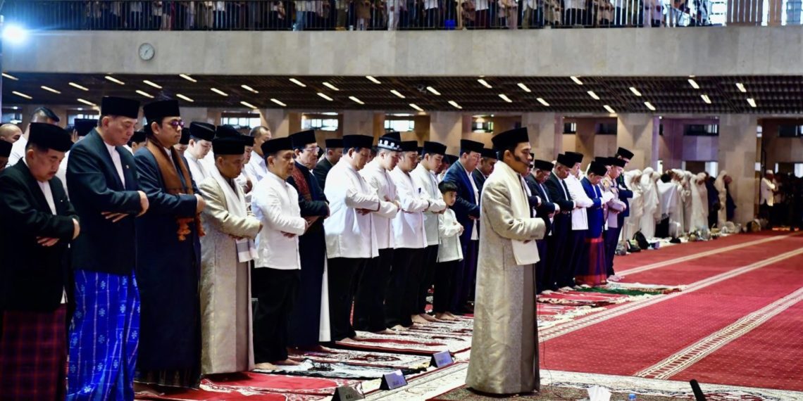 Presiden Prabowo Subianto menunaikan salat Idulfitri 1446 Hijriah di Masjid Istiqlal, Jakarta, pada Senin, 31 Maret 2025. Foto: BPMI Setpres/