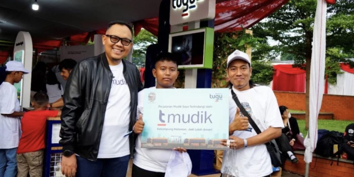 Presiden Direktur Tugu Insurance Tatang Nurhidayat membagikan asuransi t mudik kepada peserta