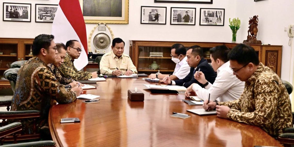 Presiden Prabowo Subianto memimpin rapat terbatas bersama sejumlah Menteri Kabinet Merah Putih di Istana Merdeka, Jakarta, pada Jumat, 7 Maret 2025. (Foto: BPMI Setpres)