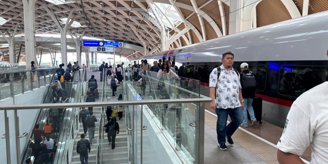 H-3 Lebaran, Penumpang Whoosh Melonjak hingga 20 Ribu Orang Sehari