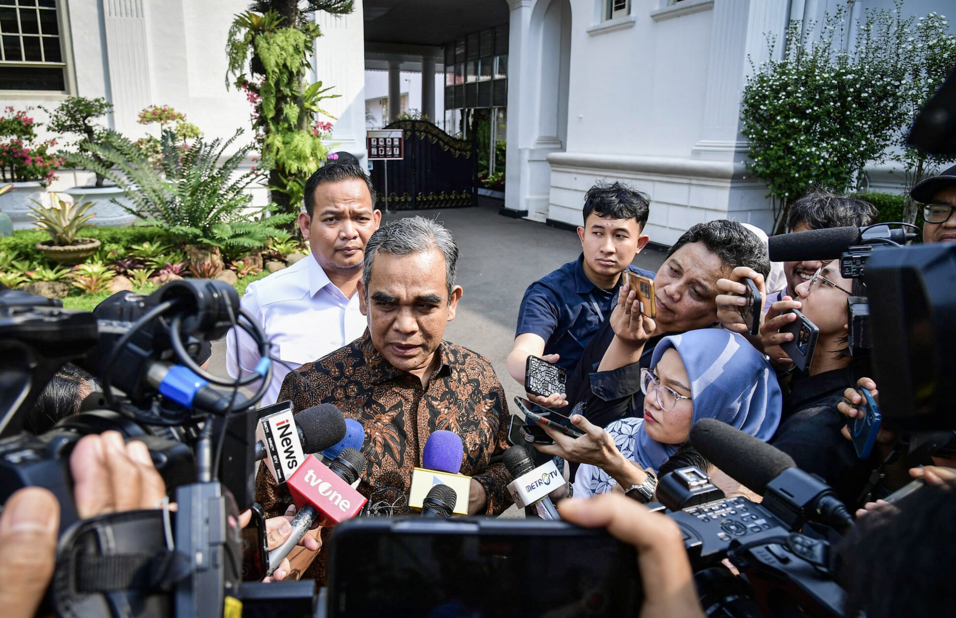 Ketua Majelis Permusyawaratan Rakyat (MPR) Ahmad Muzani memberikan keterangannya kepada awak media di Istana Kepresidenan, Jakarta, pada Selasa, 29 April 2025 Foto: BPMI Setpres