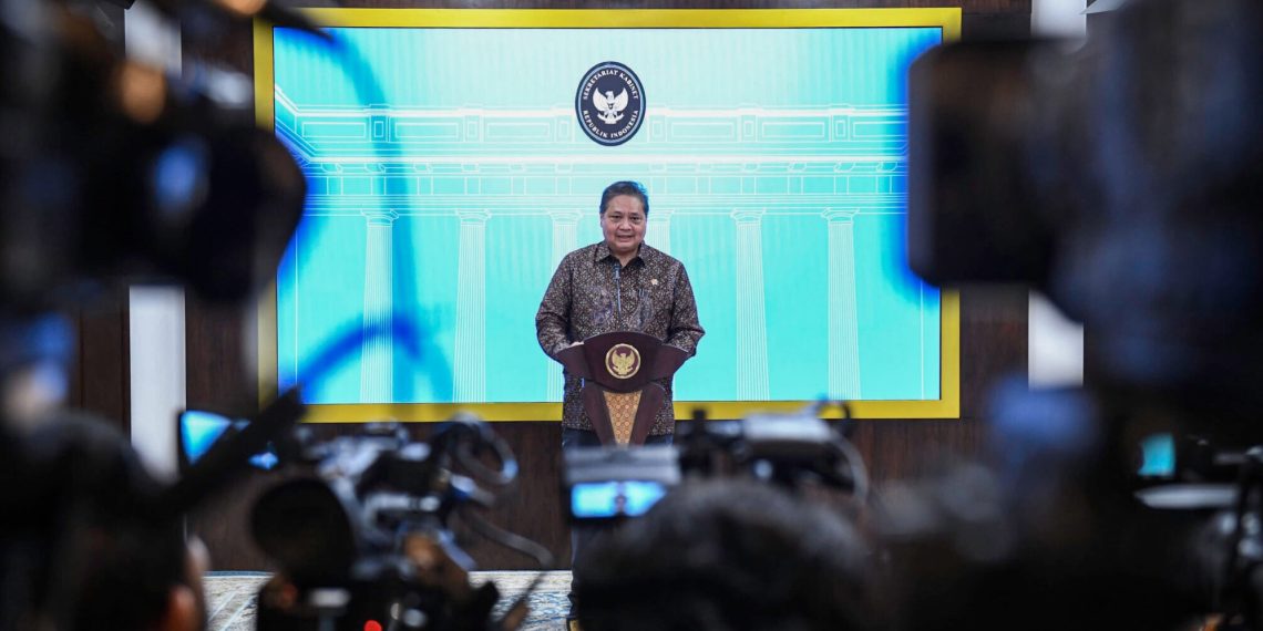Menteri Koordinator (Menko) Bidang Perekonomian Airlangga Hartarto menyampaikan keterangan persnya di Istana Kepresidenan, Jakarta, pada Senin, 28 April 2025. (Foto: BPMI Setpres)