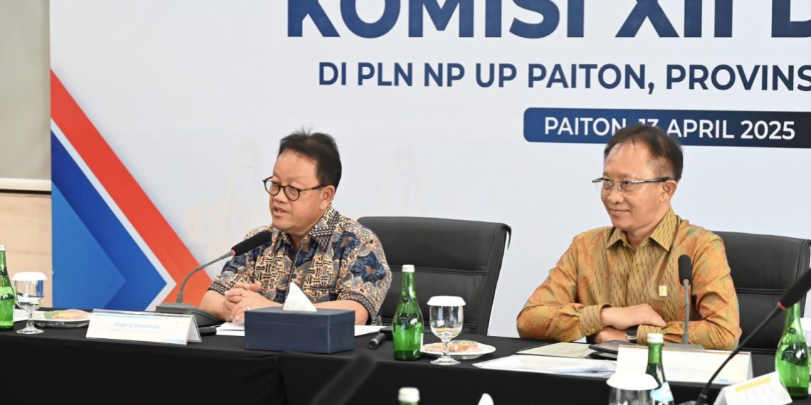 Wakil Ketua Komisi XII DPR RI Sugeng Suparwoto (kiri), saat memimpin pertemuan di Probolinggo, Jawa Timur, Minggu (13/4/2025). Foto: DPR