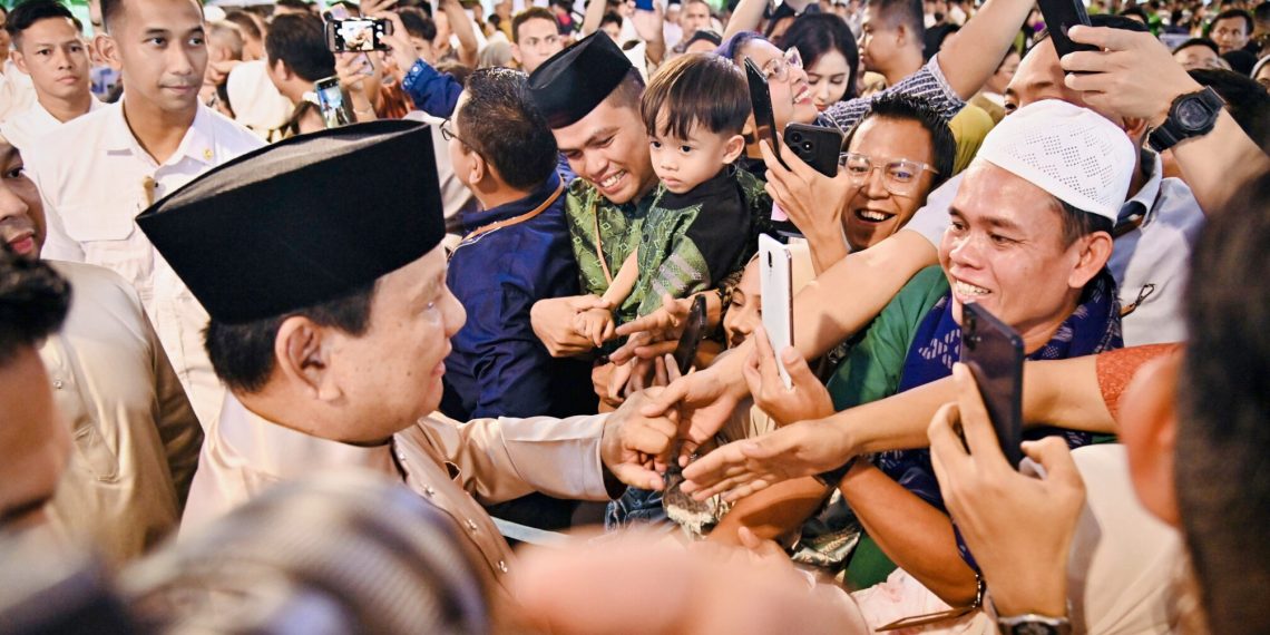 Ribuan warga dari berbagai daerah memadati Istana Kepresidenan Jakarta dalam gelar griya Idulfitri 1446 Hijriah yang digelar oleh Presiden Prabowo Subianto pada Senin, 31 Maret 2025. (Foto: BPMI Setpres)