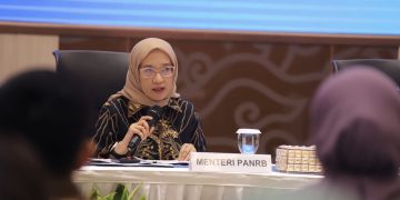 Menteri PANRB Rini Widyantini dalam konferensi pers bersama Menteri Pendidikan Tinggi, Sains, dan Teknologi Brian Yuliarto serta Menteri Keuangan Sri Mulyani, di Kantor Kemendikti Saintek, Jakarta, Selasa (15/04).