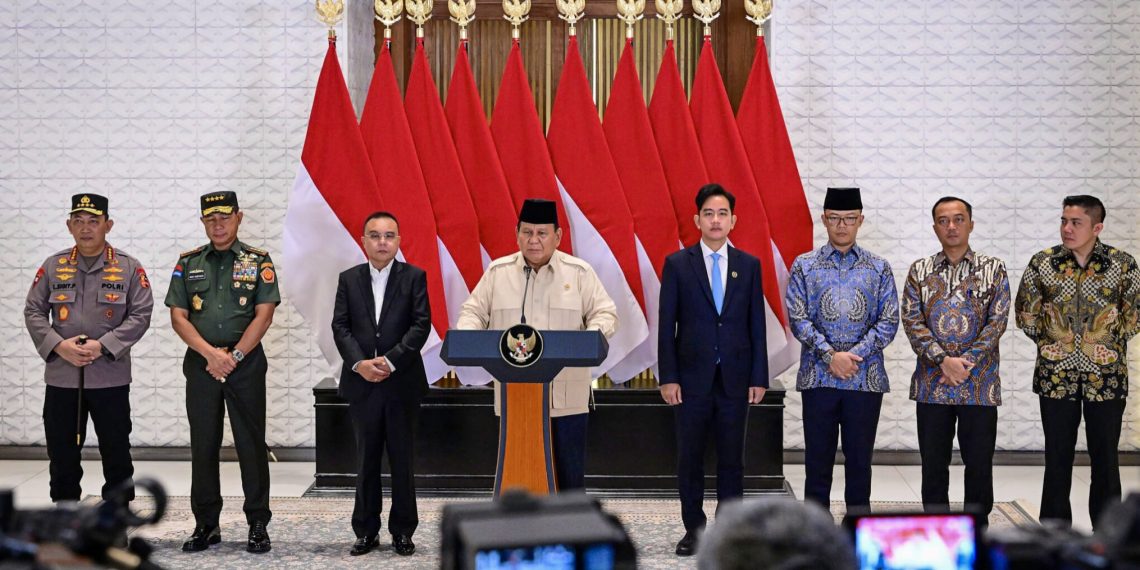 Presiden Prabowo Subianto menyampaikan keterangan pers di Pangkalan TNI AU Halim Perdanakusuma, Jakarta, pada Rabu, 9 April 2025, sebelum memulai lawatannya ke kawasan Timur Tengah dan Turkiye.