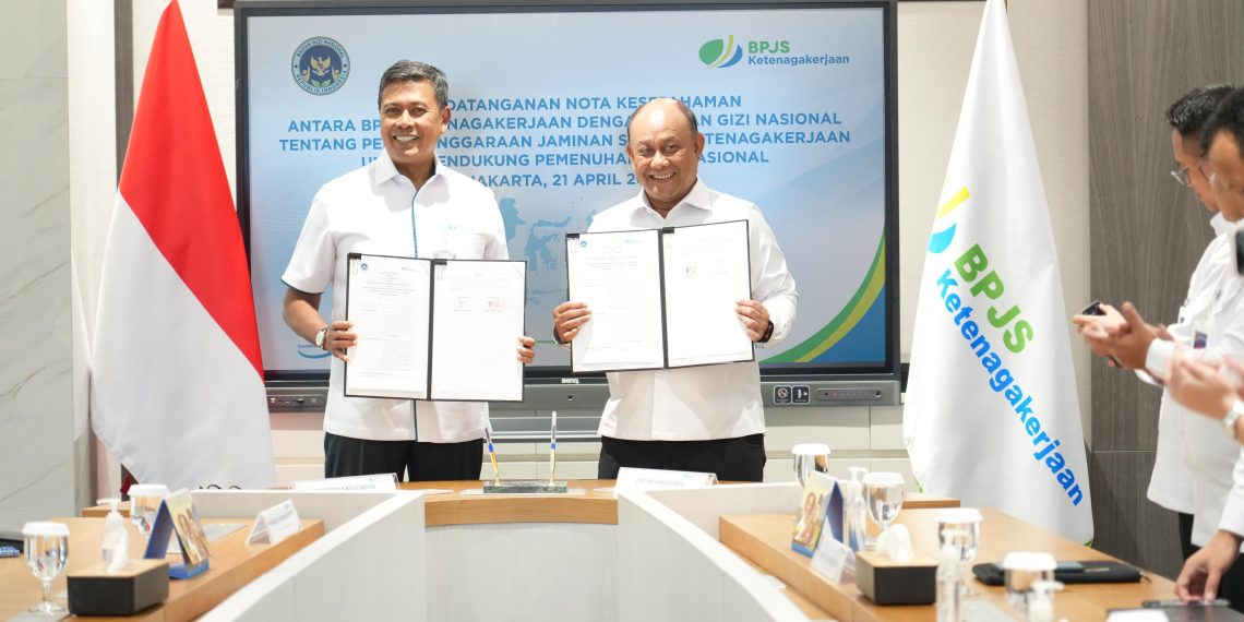 Penandatanganan Nota Kesepahaman oleh Direktur Utama BPJS Ketenagakerjaan Anggoro Eko Cahyo dan Kepala BGN Dadan Hindayana, Senin, (21/04), di Plaza BPJAMSOSTEK Jakarta.