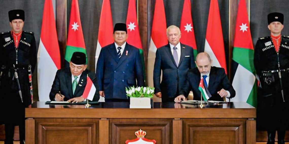 Presiden Republik Indonesia, Prabowo Subianto, dan Raja Yordania, Abdullah II bin Al-Hussein, menyaksikan langsung penandatanganan empat nota kesepahaman (Memorandum of Understanding/MoU) strategis antara Indonesia dan Kerajaan Yordania Hasyimiyah, Istana Al Husseiniya, Amman, Senin, 14 April 2025. (Foto: BPMI Setpres)