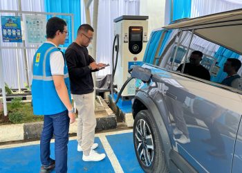 Petugas PLN mendampingi pemudik yang menggunakan kendaraan listrik saat melakukan pengisian daya kendaraan listrik di SPKLU PLN UP3 Cirebon