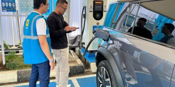 Petugas PLN mendampingi pemudik yang menggunakan kendaraan listrik saat melakukan pengisian daya kendaraan listrik di SPKLU PLN UP3 Cirebon