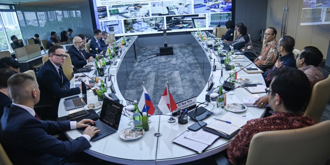 Kunjungan kehormatan Wakil Menteri Pengembangan Digital, Komunikasi dan Komunikasi Massa Federasi Rusia, Andrey Zarenin, di Kantor Kementerian Komdigi, Jakarta Pusat, Selasa (15/04/2025).