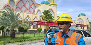 Ilustrasi petugas PLN sedang bersiaga mengamankan kelistrikan di salah satu lokasi Salat Idulfitri 1446 Hijriah.