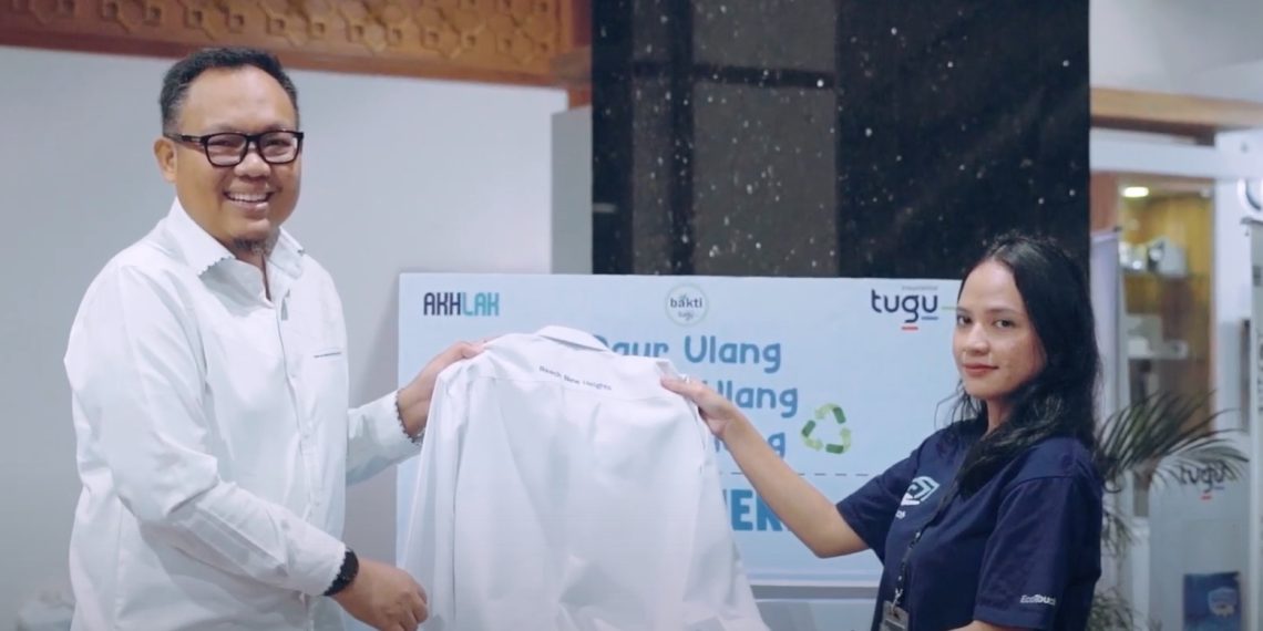 Presiden Direktur Tugu Insurance, Tatang Nurhidayat saat menyerahkan seragam untuk proses daur ulang