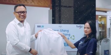 Presiden Direktur Tugu Insurance, Tatang Nurhidayat saat menyerahkan seragam untuk proses daur ulang