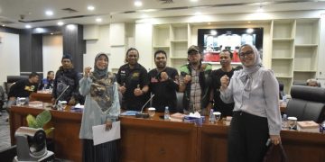 Ketua Badan Aspirasi Masyarakat (BAM) DPR RI, Netty Prasetiyani Aher, dalam foto bersama usai rapat dengar pendapat bersama perwakilan Koalisi Ojol Nasional, di DPR RI, Senayan, Jakarta, Rabu, (23/4/2025). Foto : DPR