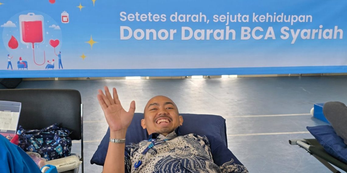 Kegiatan donor darah yang diikuti oleh 130 karyawan bertempat di Kantor Pusat BCA Syariah di Jakarta (28/4).