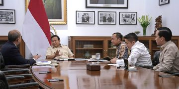 Presiden Prabowo Subianto menerima laporan capaian realisasi investasi triwulan pertama tahun 2025 dari Menteri Investasi dan Hilirisasi/Kepala BKPM Rosan Roeslani dalam pertemuan di Istana Merdeka, Jakarta, pada Rabu, 23 April 2025.