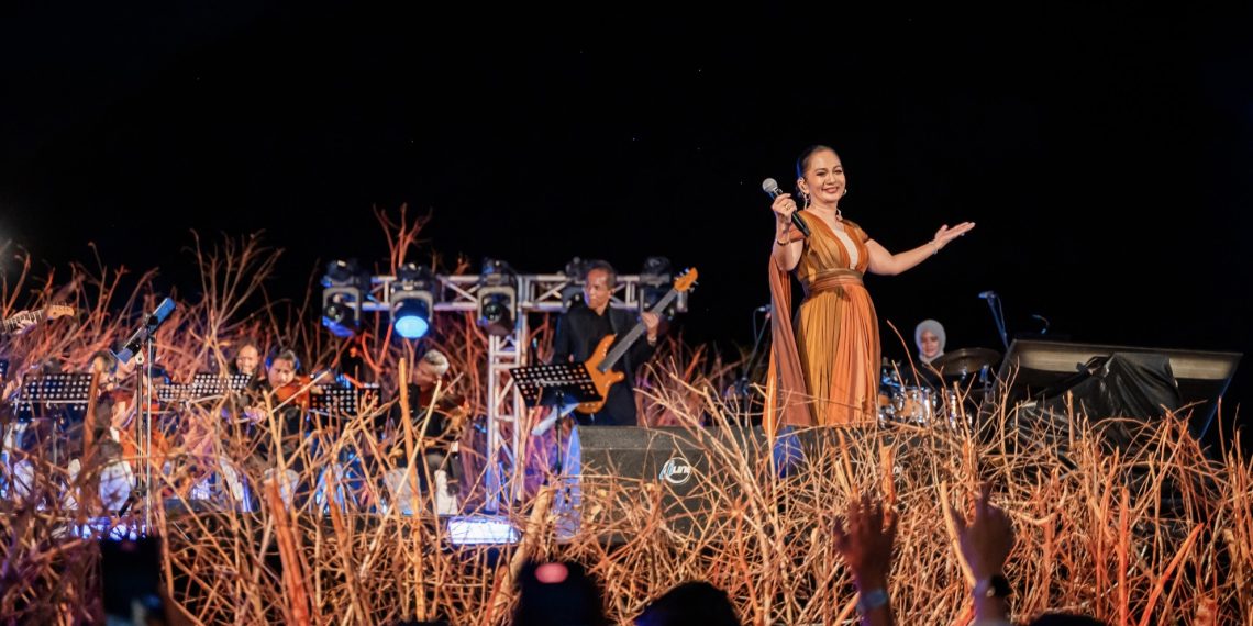 Aksi panggung Sheila Majid di International Golo Mori Jazz (IGMJ) 2025, di kawasan The Golo Mori, Kabupaten Manggarai Barat, Nusa Tenggara Timur, Sabtu, 12 April 2025.