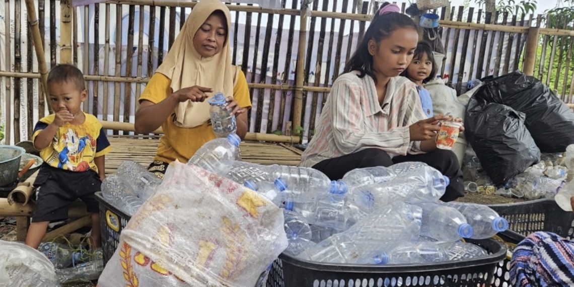 Ibu-ibu istri nelayan memiliki mata pencaharian baru yang menghasilkan uang. Mereka turut menopang ekonomi keluarga dengan menjadi petugas pemilah sampah