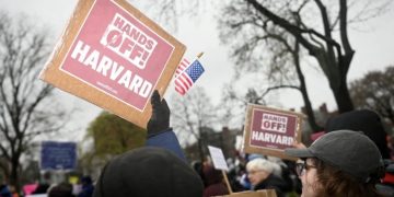 Para demonstran berunjuk rasa dalam sebuah protes yang diselenggarakan oleh Pemerintah Kota Cambridge untuk meminta pimpinan Harvard menolak campur tangan pemerintah federal terhadap universitas tersebut di Cambridge, Massachusetts, Amerika Serikat. (foto: Reuters)