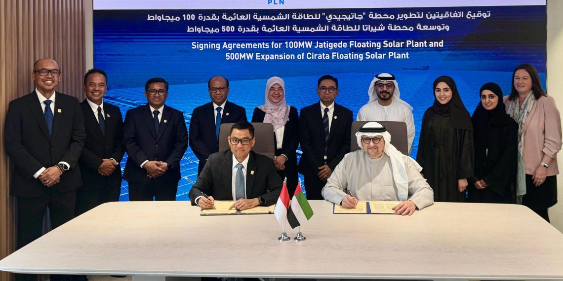 Proses penandatanganan MoU eksplorasi potensi pengembangan proyek PLTS terapung di Waduk Jatigede