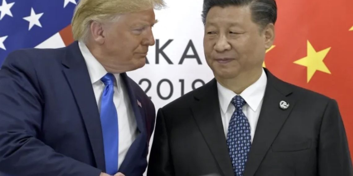 Presiden AS Donald Trump berjabat tangan dengan Presiden Tiongkok Xi Jinping (Foto: AFP)