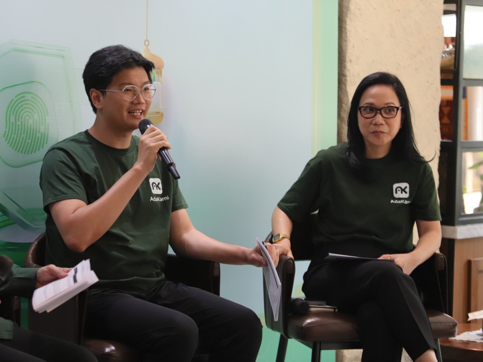 Brand Manager AdaKami, Jonathan Kriss, dan Head of Government Relations AdaKami, Adelheid Helena Bokau