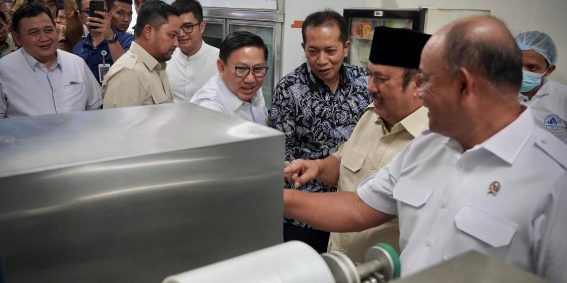 Peresmian Rumah Susu Unit Sentul milik Koperasi Konsumen Kujang Sauyunan Berdikari, di Babakan Madang, Kabupaten Bogor, Selasa (22/4).