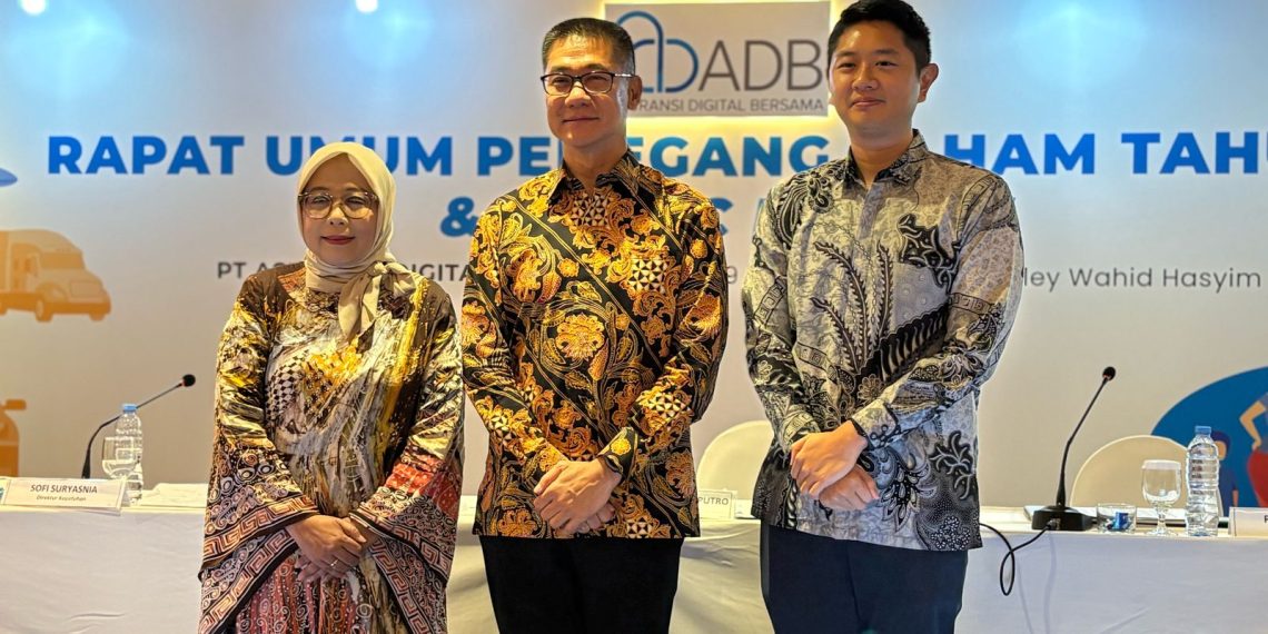 Direktur Utama PT Asuransi Digital Bersama Tbk (YOII) Adi Wibowo Adisaputro (tengah) usai Paparan Publik YOII, Selasa, 29 April 2025.