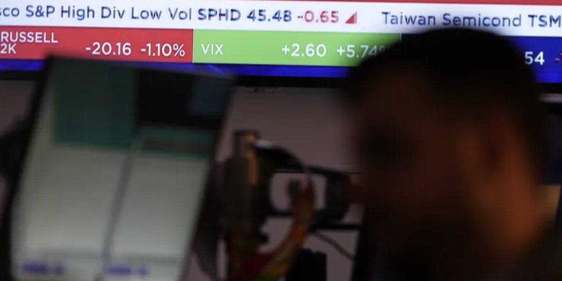 Sebuah TV menampilkan informasi keuangan di lantai Bursa Efek New York di New York, AS, pada 7 April 2025