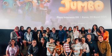 Menteri Ekraf Teuku Riefky Harsya dan kru Film JUMBO