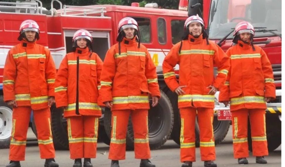 Petugas Pemadam Kebakaran (Damkar)