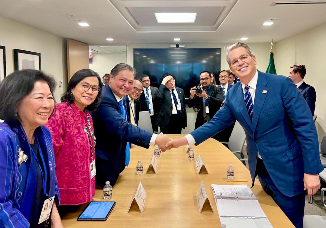 Menteri Koordinator Bidang Perekonomian Airlangga Hartarto dan US Secretary of Treasury, Scott Bessent