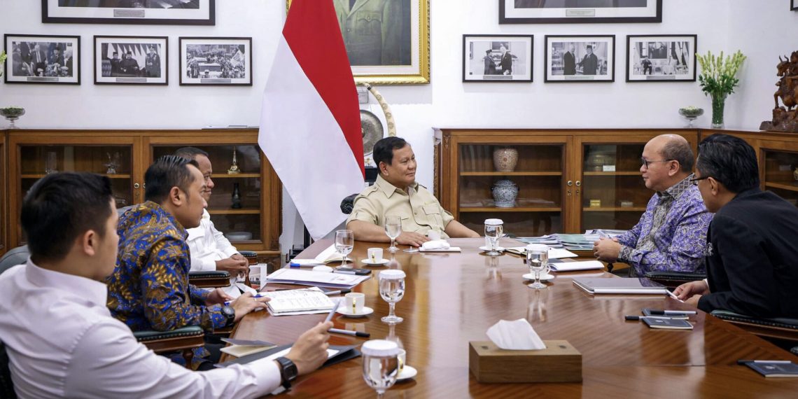 Presiden Prabowo Subianto menggelar pertemuan bersama sejumlah jajaran menteri Kabinet Merah Putih di Istana Merdeka, Jakarta, pada Selasa, 20 Mei 2025. (Foto: BPMI Setpres)
