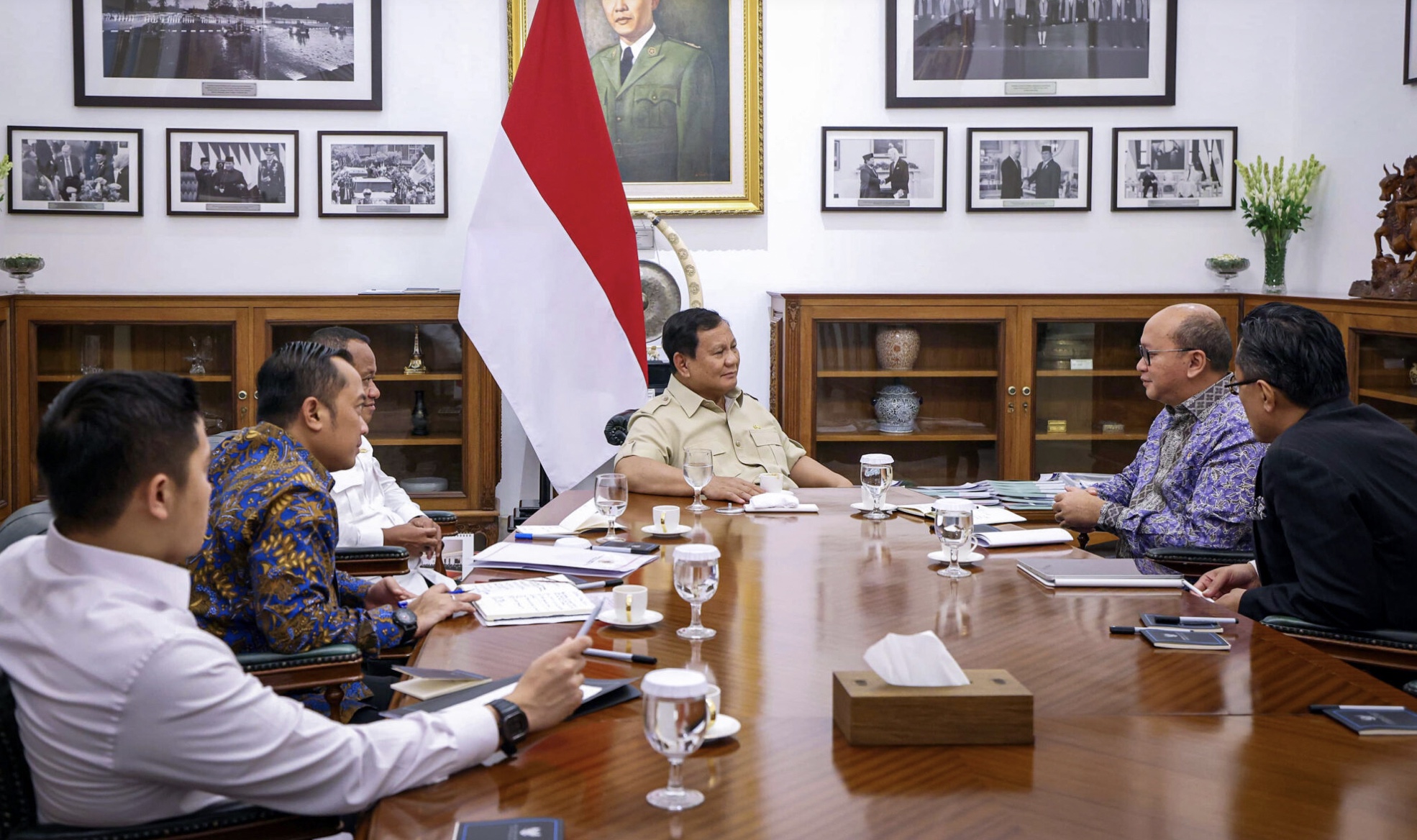 Presiden Prabowo Subianto menggelar pertemuan bersama sejumlah jajaran menteri Kabinet Merah Putih di Istana Merdeka, Jakarta, pada Selasa, 20 Mei 2025. (Foto: BPMI Setpres)