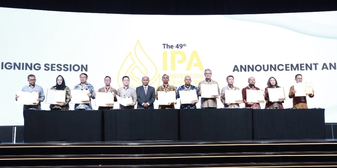 Plt. Direksi PT PHE ONWJ, Sunaryanto (paling kanan) teken Perjanjian Jual Beli Gas (PJBG) dengan PT Kilang Pertamina Internasional untuk kebutuhan Refinery Unit VI Balongan, Selasa (20/05).