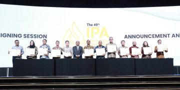 Plt. Direksi PT PHE ONWJ, Sunaryanto (paling kanan) teken Perjanjian Jual Beli Gas (PJBG) dengan PT Kilang Pertamina Internasional untuk kebutuhan Refinery Unit VI Balongan, Selasa (20/05).