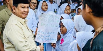 Ketibaan Presiden di SD Negeri Cimahpar 5, Kota Bogor, Provinsi Jawa Barat pada Jumat, 2 Mei 2025, disambut meriah oleh anak-anak sekolah yang sudah menantikan kehadirannya. (Foto: BPMI Setpres)