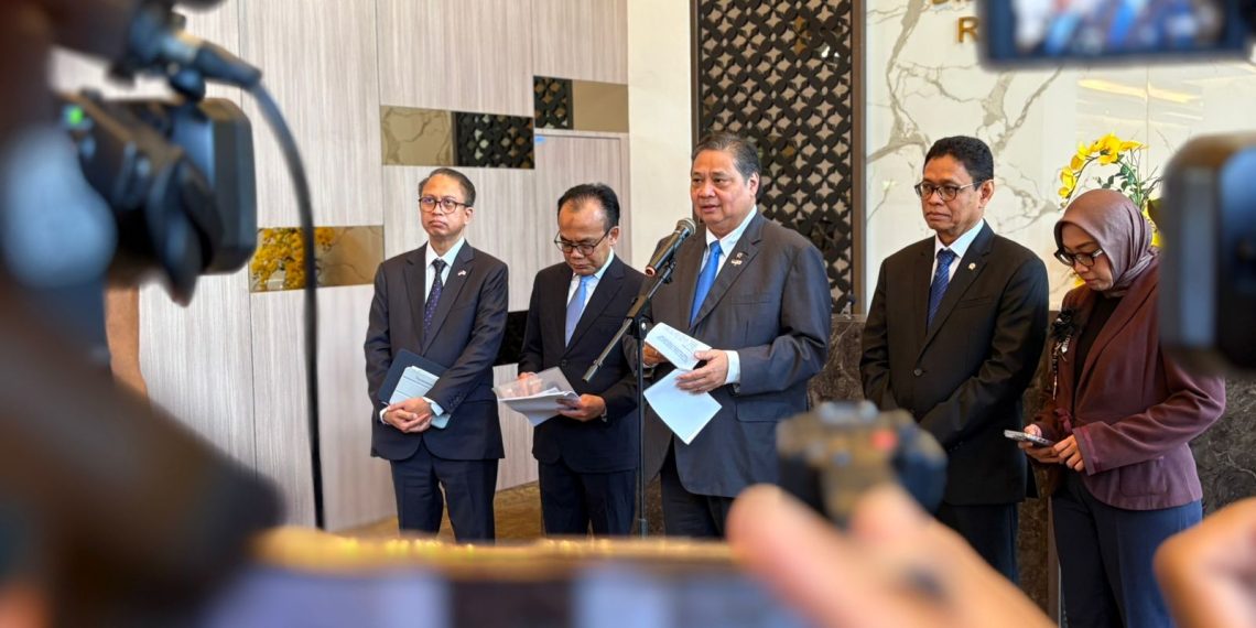 Menteri Koordinator Bidang Perekonomian Airlangga Hartarto saat konferensi pers di Jakarta, 5 Mei 2025 (foto: M.Ibrahim)