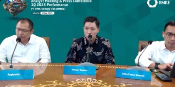 Direktur Utama PT RMK Energy Tbk (RMKE), Vincent Saputra (tengah), dan Direktur RMKE, Sugiyanto (kiri), dalam konferensi pers, di Jakarta, Senin, 5 Mei 2025.
