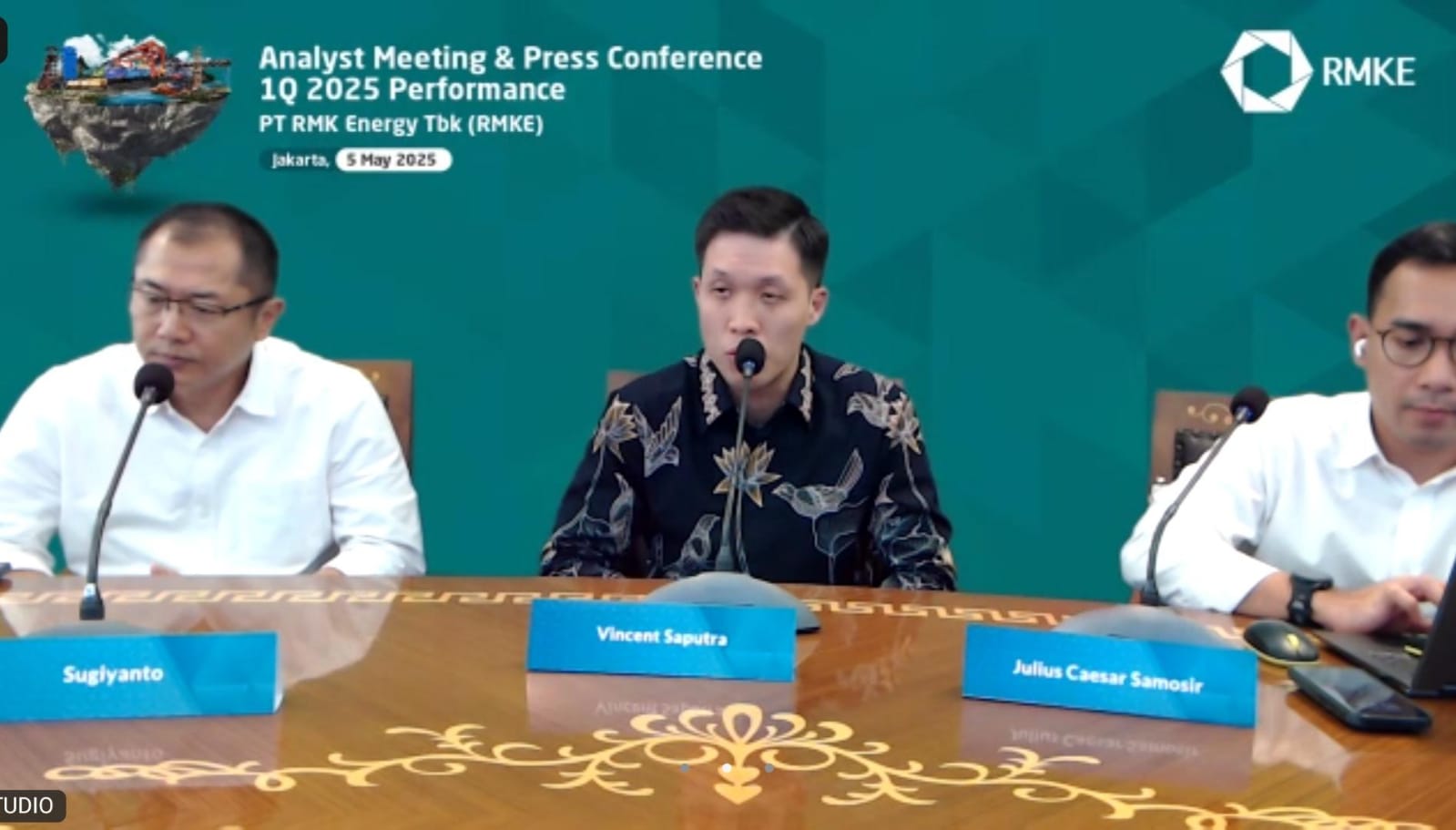 Direktur Utama PT RMK Energy Tbk (RMKE), Vincent Saputra (tengah), dan Direktur RMKE, Sugiyanto (kiri), dalam konferensi pers, di Jakarta, Senin, 5 Mei 2025.