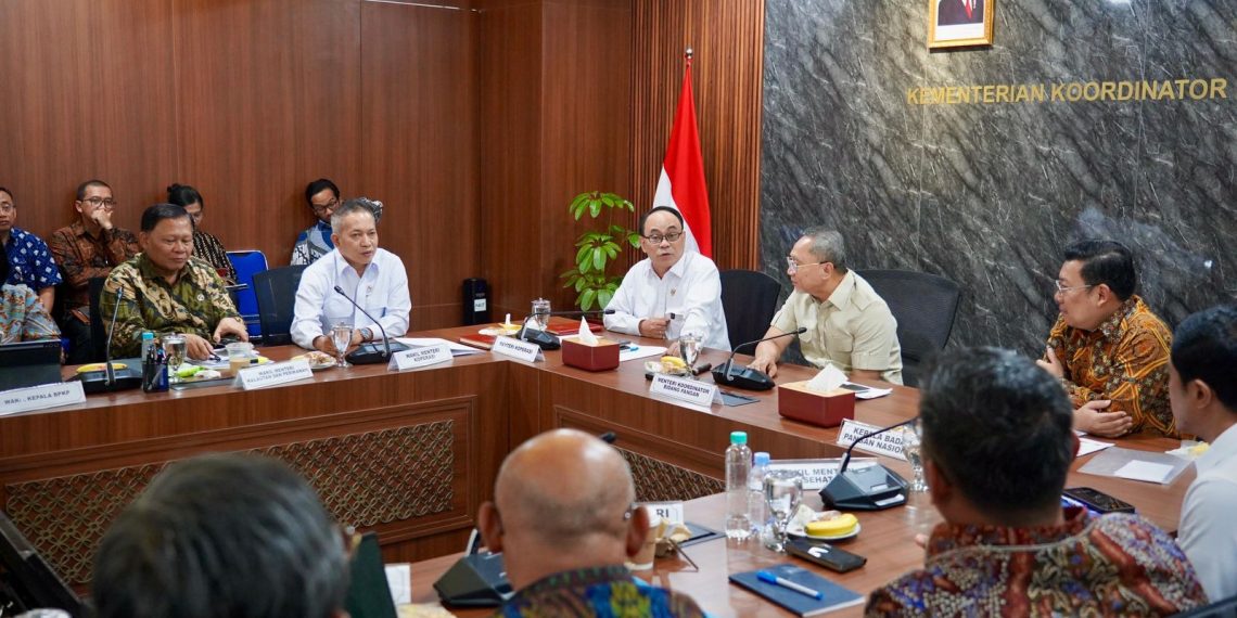 Rapat Koordinasi Terbatas Satgas Nasional Percepatan Pembentukan Koperasi Desa/Kelurahan Merah Putih di kantor Kemenko Pangan, Jakarta, Jumat (16/5/2025).