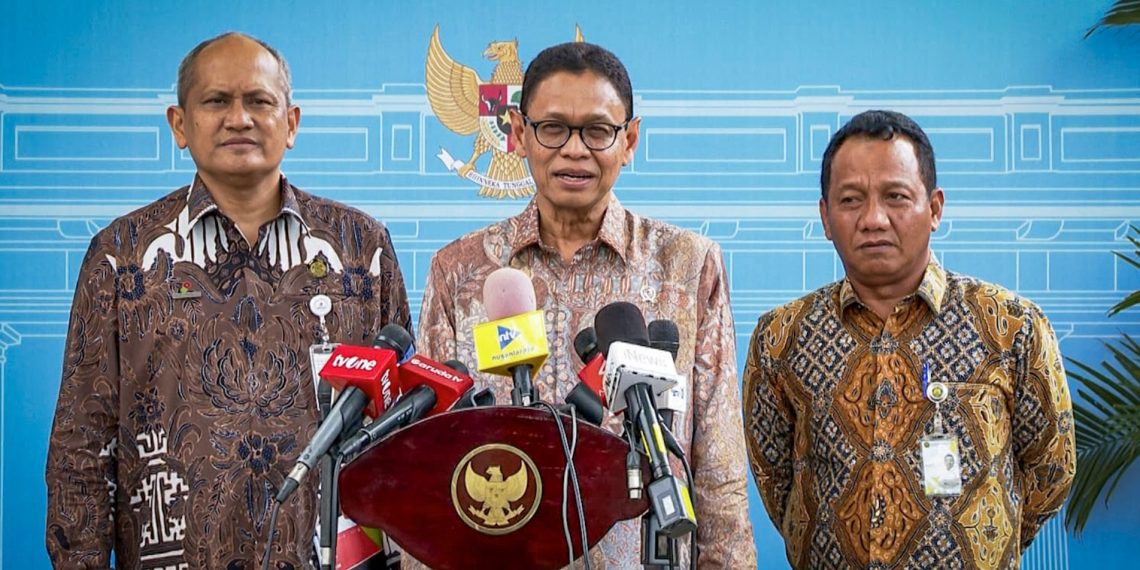 Wakil Menteri Energi dan Sumber Daya Mineral (ESDM), Yuliot Tanjung, menyampaikan keterangan pers kepada awak media di Istana Kepresidenan, Jakarta, pada Jumat, 16 Mei 2025. (Foto: BPMI Setpres)