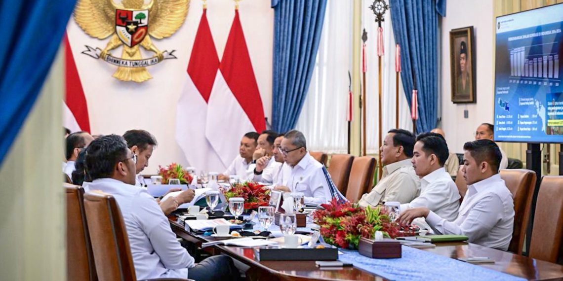 Presiden Prabowo Subianto memimpin rapat terbatas bersama sejumlah jajaran Menteri Kabinet Merah Putih di Istana Merdeka, Jakarta, pada Kamis, 8 Mei 2025. (Foto: BPMI Setpres)