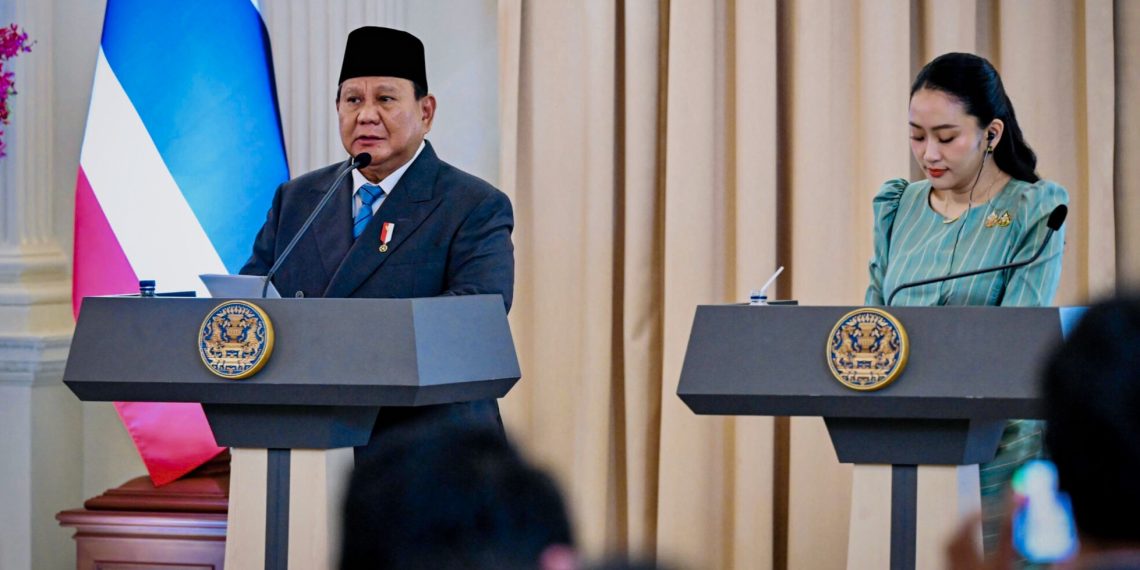 Presiden Republik Indonesia, Prabowo Subianto, bersama Perdana Menteri Thailand, Paetongtarn Shinawatra, menyampaikan keterangan pers bersama usai menggelar serangkaian pertemuan bilateral di Government House, Bangkok, pada Senin, 19 Mei 2025. (Foto: BPMI Setpres)